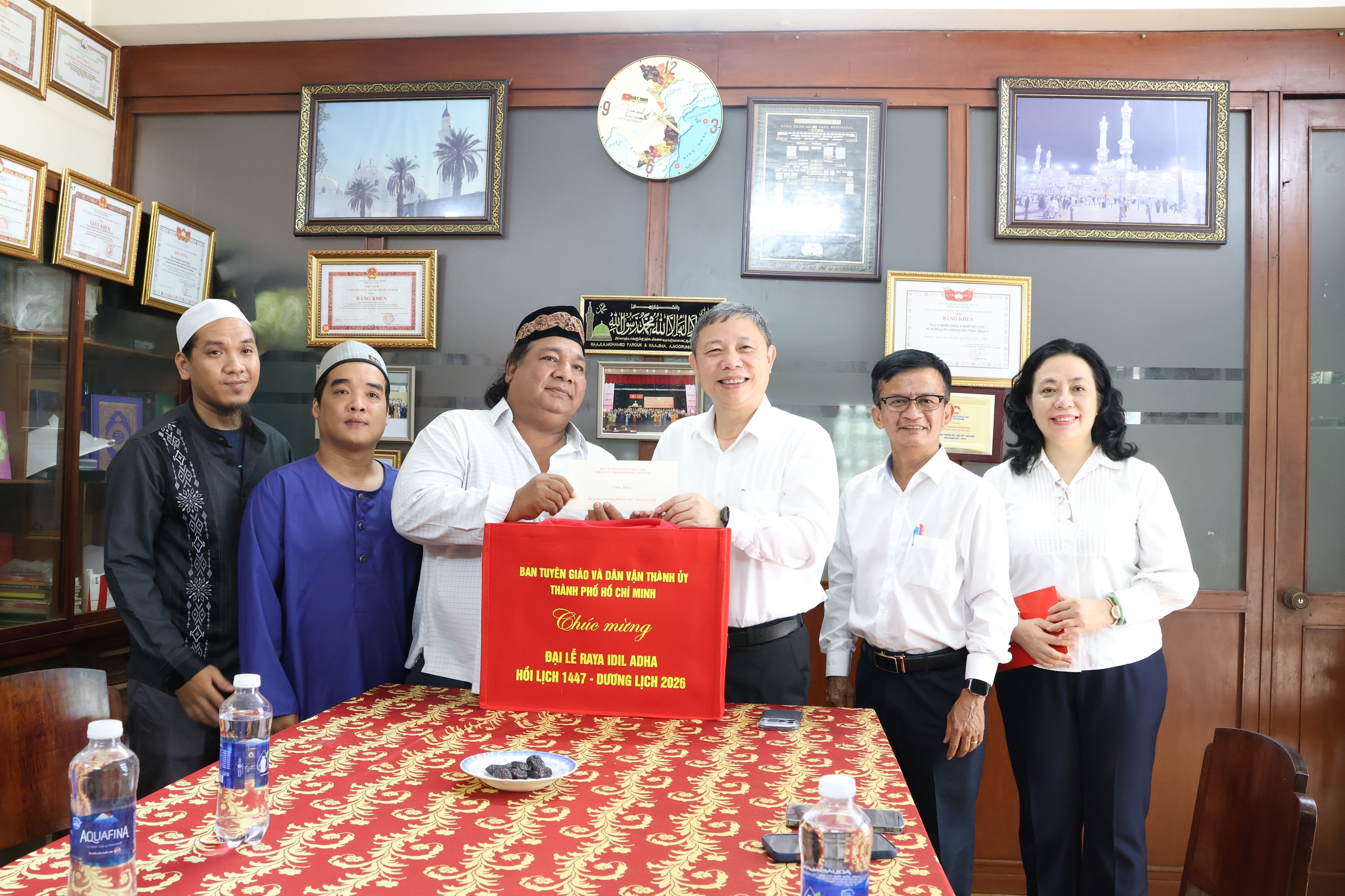 Trưởng Ban Tuyên giáo và Dân vận Thành ủy TPHCM thăm cộng đồng Hồi giáo nhân Đại lễ Raya Idil Adha - Ảnh 9.
