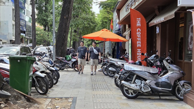 TP.HCM xử lý mạnh việc lấn chiếm vỉa hè- Ảnh 1.