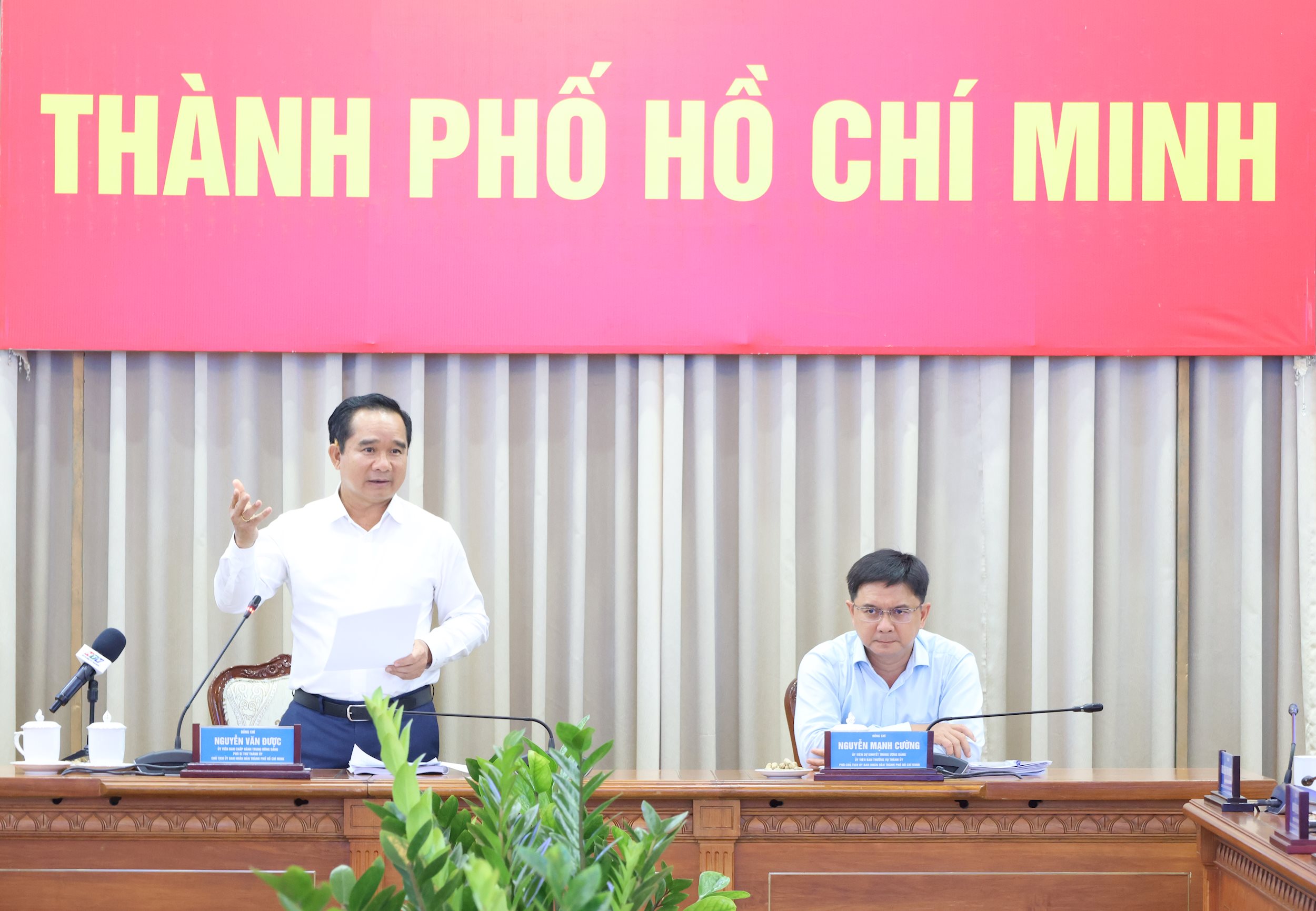El presidente del Comité Popular de Ciudad Ho Chi Minh habla 5G9A4230