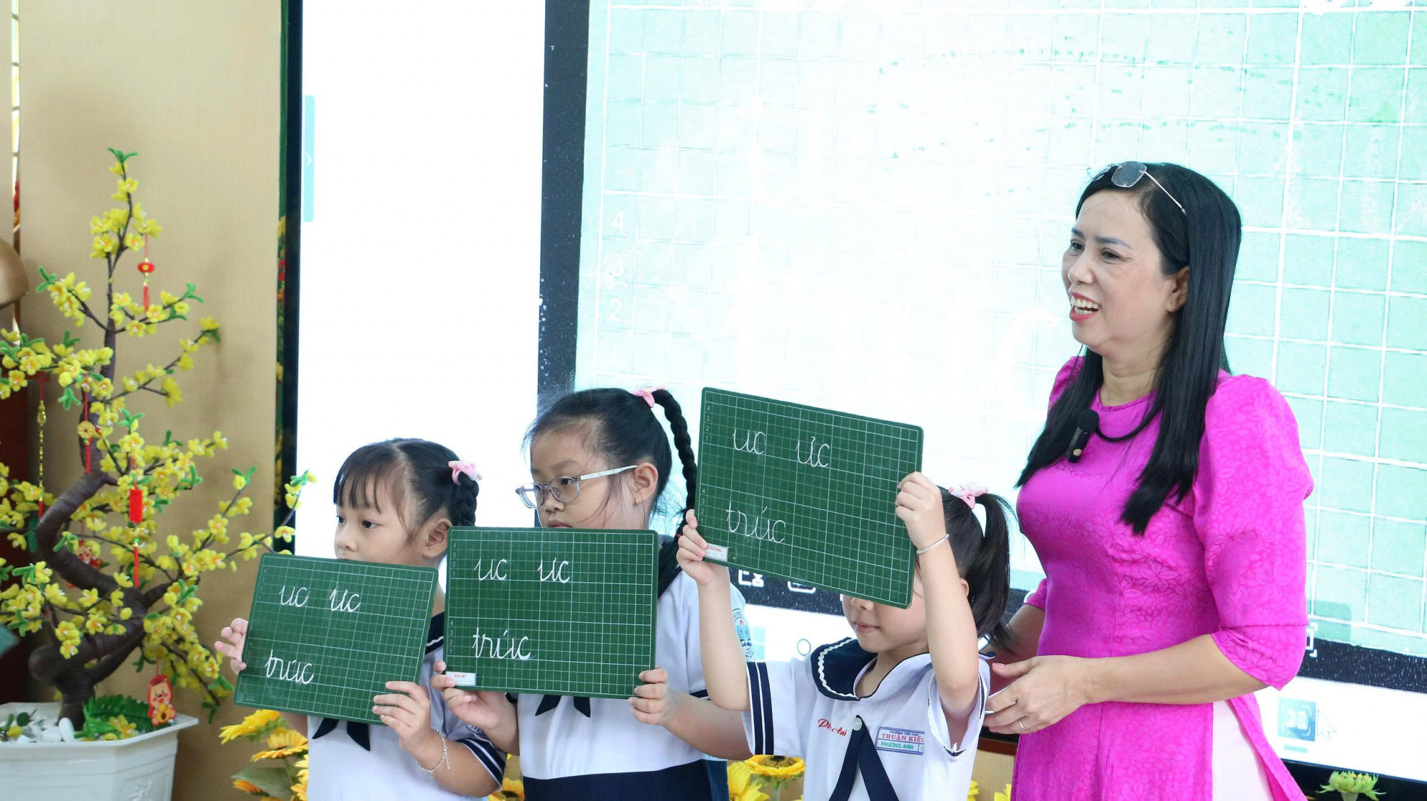 TPHCM sẽ tập huấn sách giáo khoa cho toàn bộ giáo viên từ ngày 29/6 Giáo viên và học sinh lớp Một Trường tiểu học Thuận Kiều (phường Đông Hưng Thuận, TPHCM) - Ảnh: Trang Thư