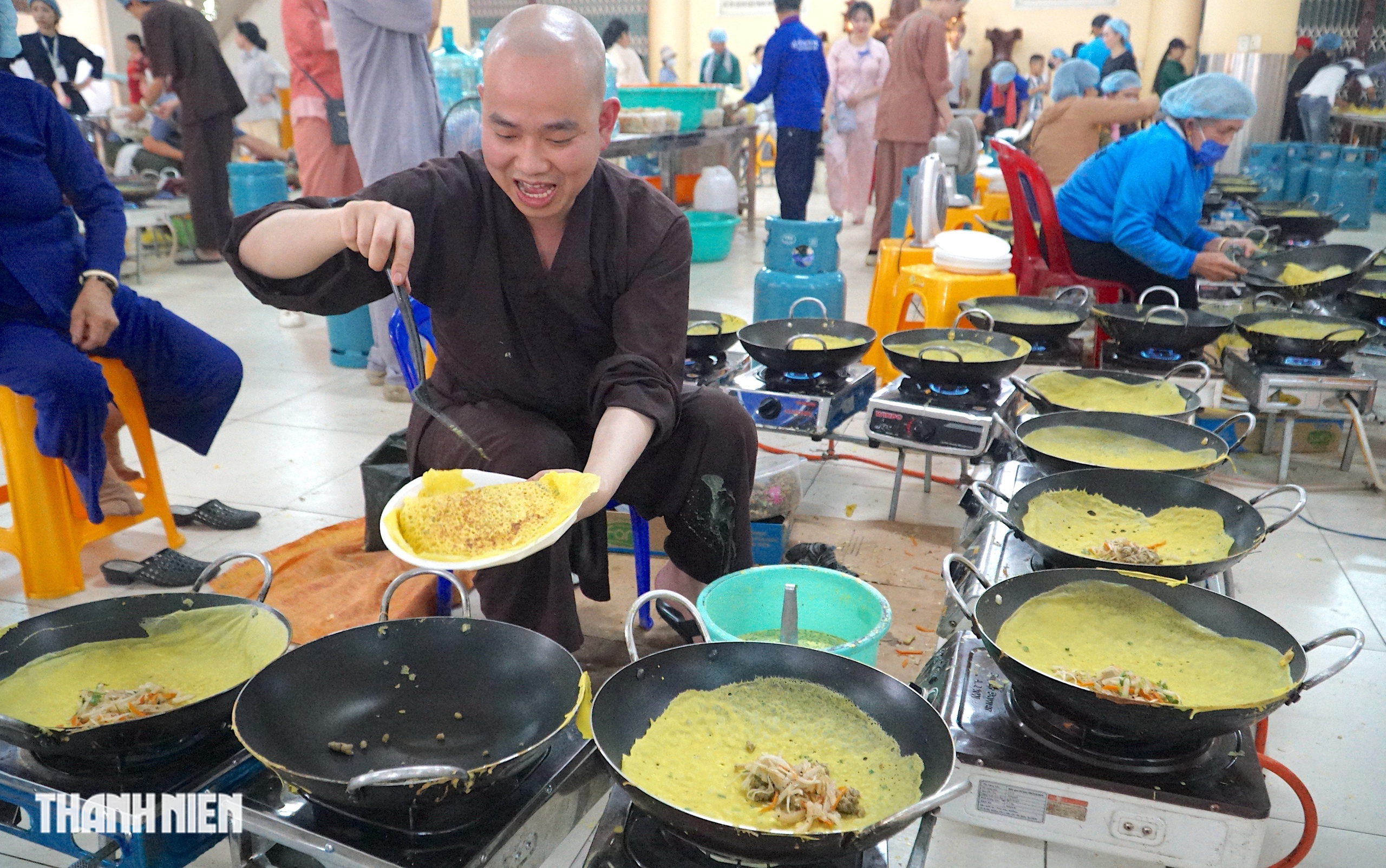 ‘Đại tiệc’ 20.000 chiếc bánh xèo chay miễn phí tại chùa Hoằng Pháp mùa Phật đản - Ảnh 7.