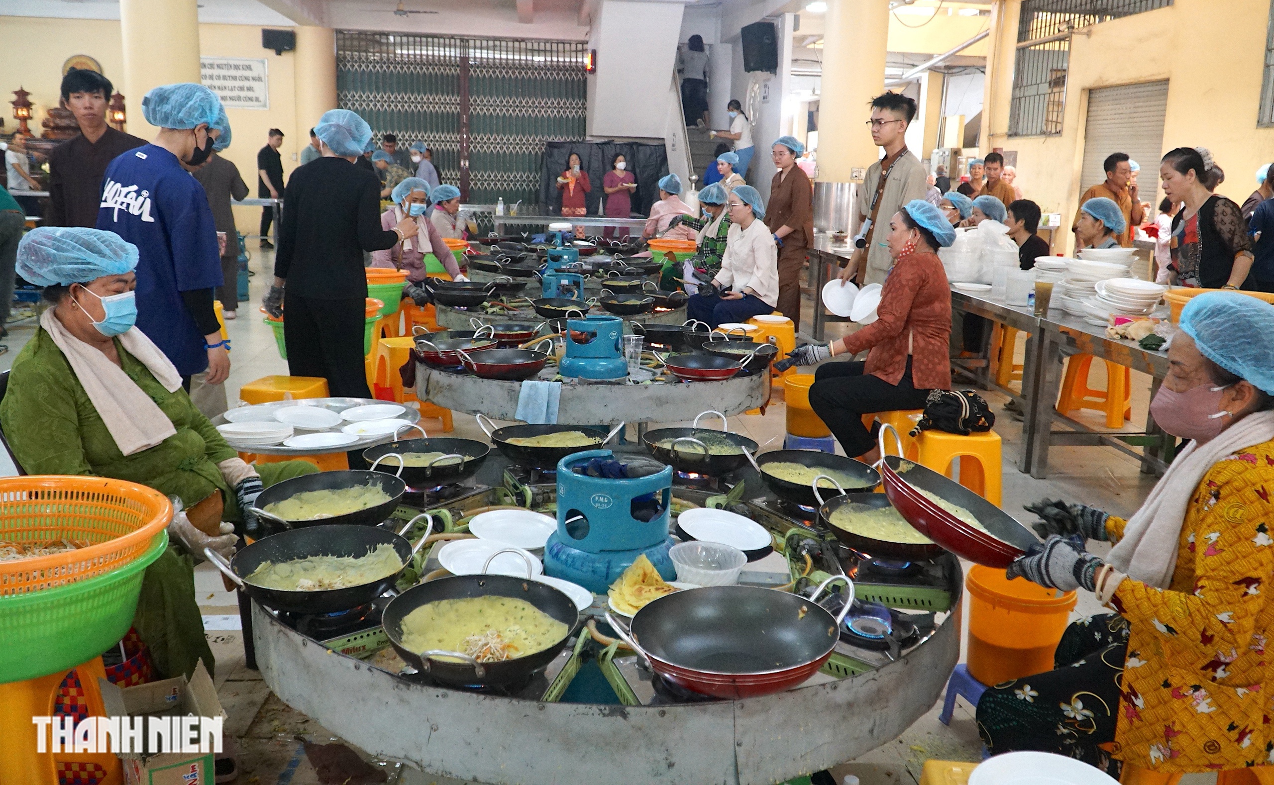 ‘Đại tiệc’ 20.000 chiếc bánh xèo chay miễn phí tại chùa Hoằng Pháp mùa Phật đản - Ảnh 2.