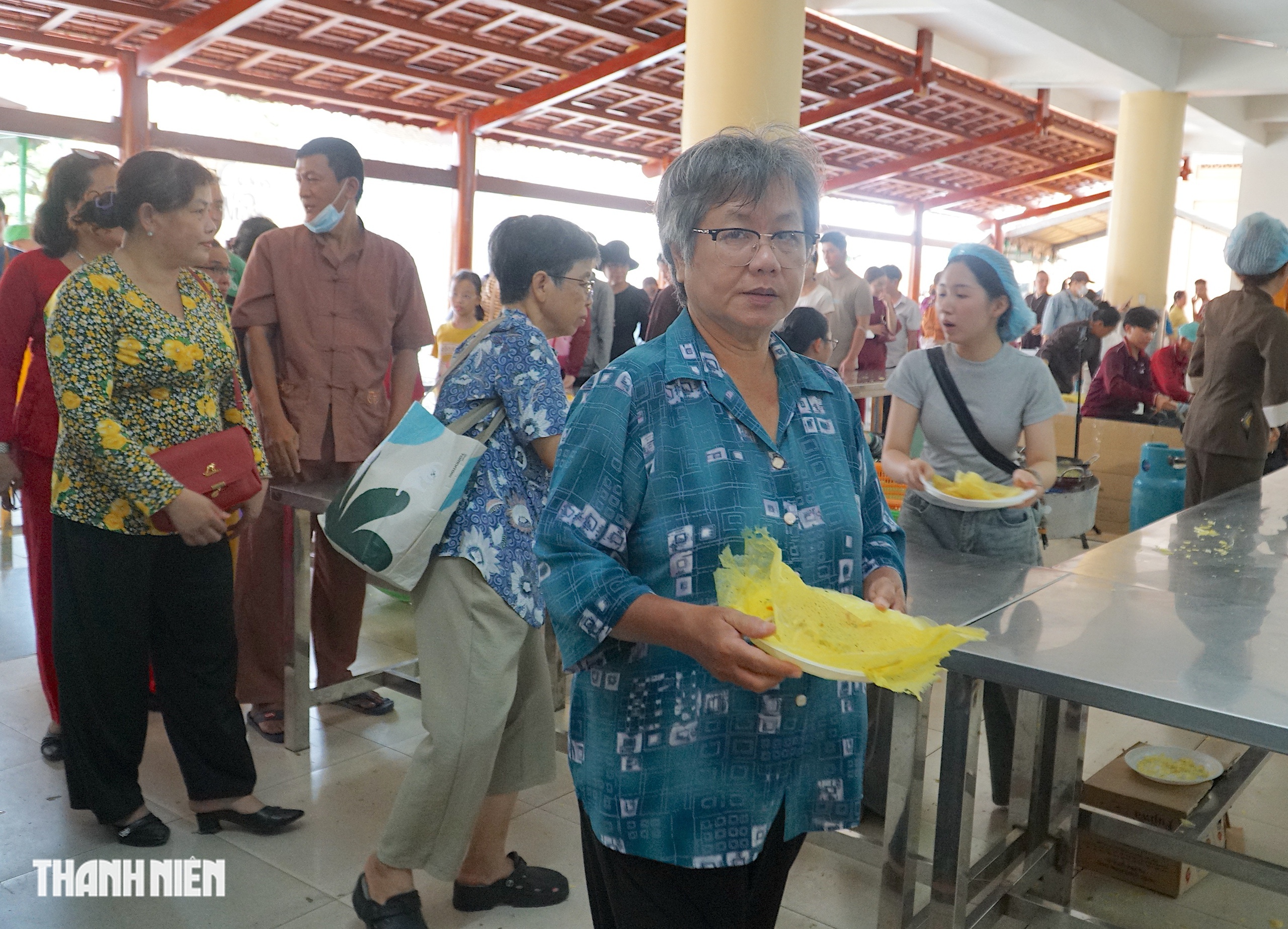‘Đại tiệc’ 20.000 chiếc bánh xèo chay miễn phí tại chùa Hoằng Pháp mùa Phật đản - Ảnh 9.