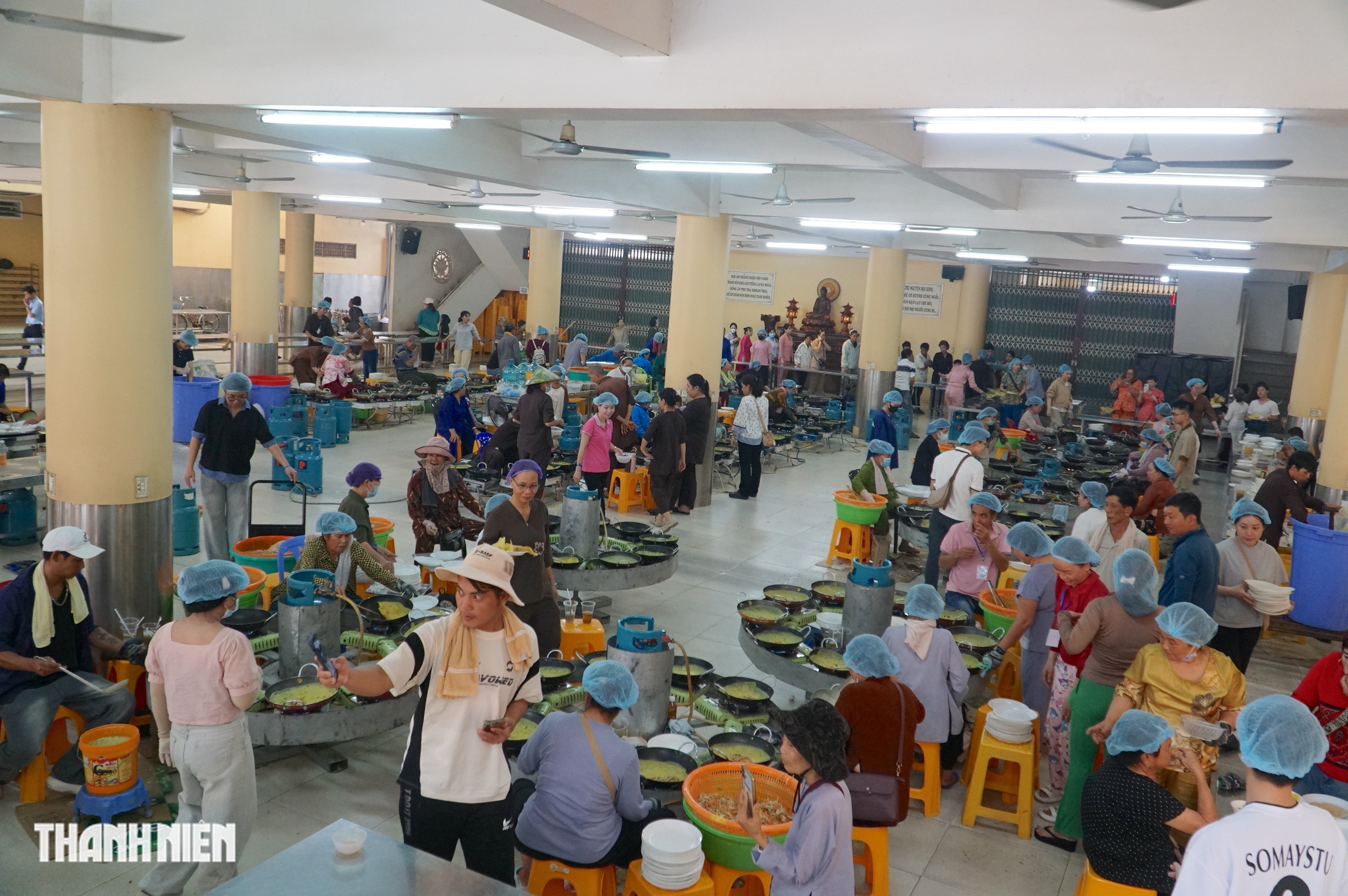 ‘Đại tiệc’ 20.000 chiếc bánh xèo chay miễn phí tại chùa Hoằng Pháp mùa Phật đản - Ảnh 3.