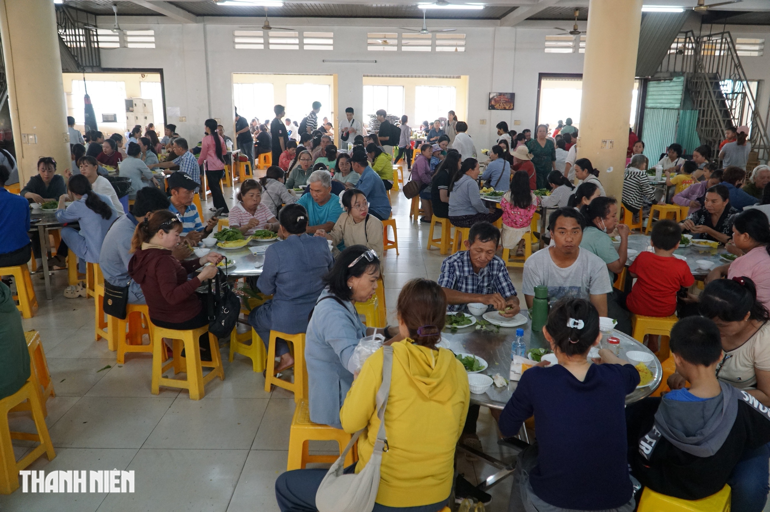 ‘Đại tiệc’ 20.000 chiếc bánh xèo chay miễn phí tại chùa Hoằng Pháp mùa Phật đản - Ảnh 10.