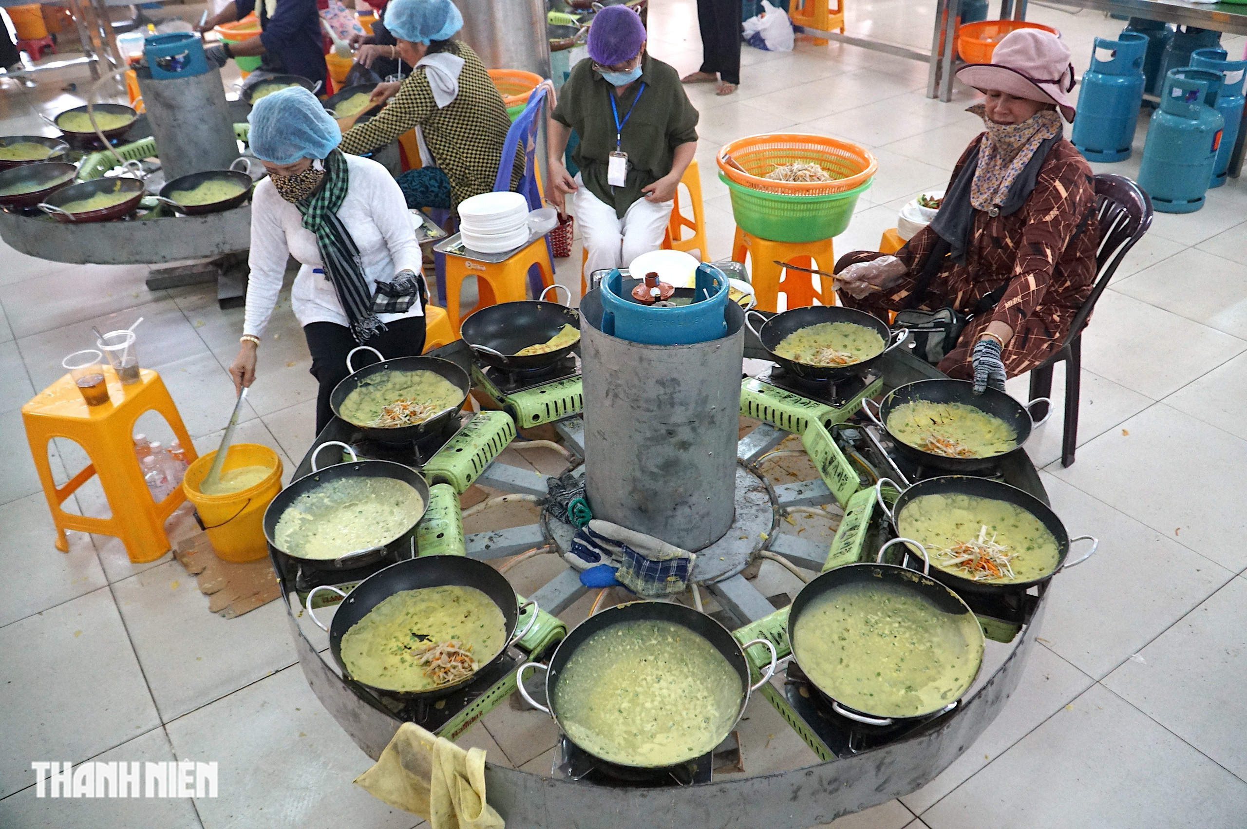 ‘Đại tiệc’ 20.000 chiếc bánh xèo chay miễn phí tại chùa Hoằng Pháp mùa Phật đản - Ảnh 1.