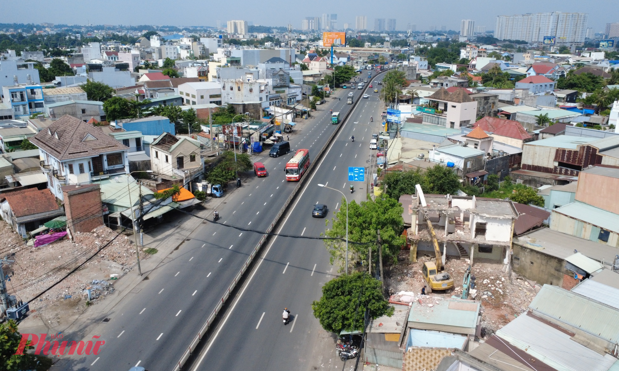 Những ngày cuối tháng 5, không khí di dời, dọn dẹp mặt bằng tại khu vực dọc Quốc lộ 13, đoạn từ cầu Bình Triệu đến cầu Vĩnh Bình, thuộc phường Hiệp Bình, TPHCM trở nên nhộn nhịp hơn bao giờ hết. 