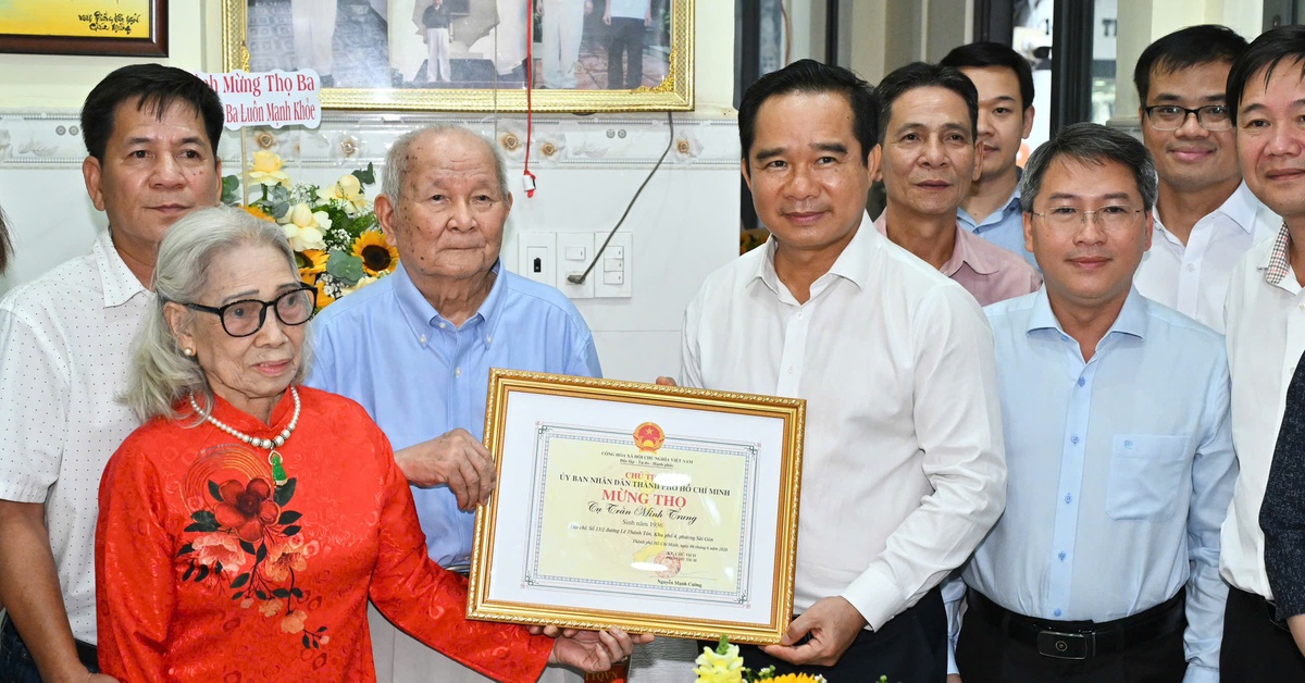 Chủ tịch UBND TP.HCM Nguyễn Văn Được thăm, chúc thọ người cao tuổi tiêu biểu
