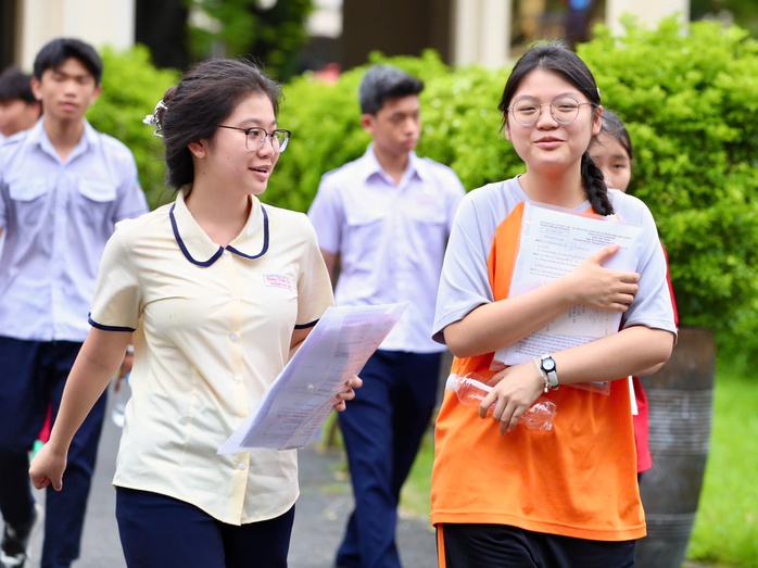 Ngày mai, TPHCM công bố đáp án, thang điểm chấm thi lớp 10: Chính thức chấm thi - Ảnh 1.