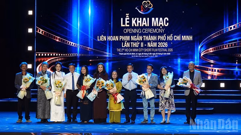 Các đại biểu tặng hoa cho Hội đồng nghệ thuật. ndo_br_z7908424231984-ddf59b7ee490c2ad5644bd4c7a05b34e.jpg