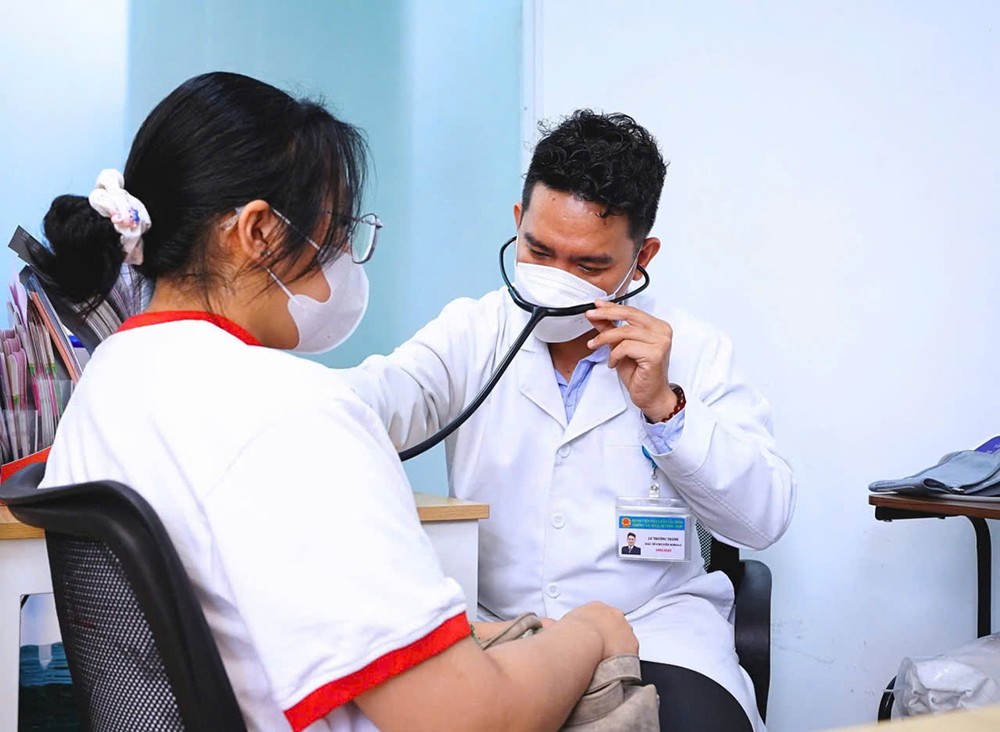 Bác sĩ Bệnh viện Nhân dân Gia Định thăm khám cho học sinh F4D.jpg