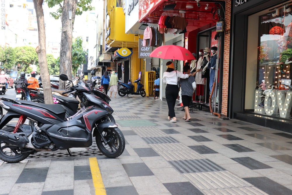 TP.HCM yêu cầu ưu tiên không gian vỉa hè cho người đi bộ. Ảnh: NHƯ NGỌC thu-phi-via-he-7458-4683.jpeg