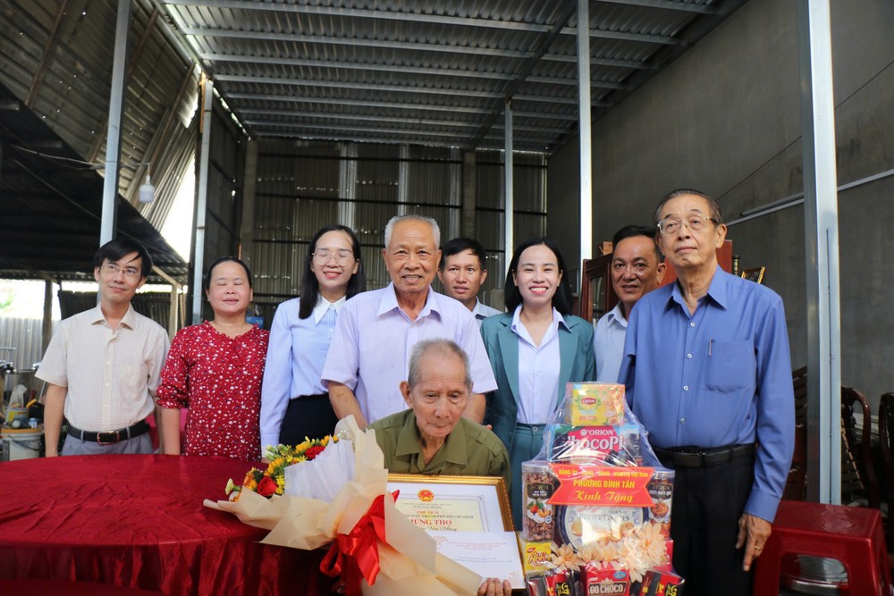 Bà Võ Ngọc Thanh Trúc, Phó trưởng Đoàn đại biểu Quốc hội TP.HCM (thứ 2, từ phải sang) thăm hỏi, chúc thọ ông Trần Văn Mững. Ảnh: HẢI NHI chúc thọ (1).jpg