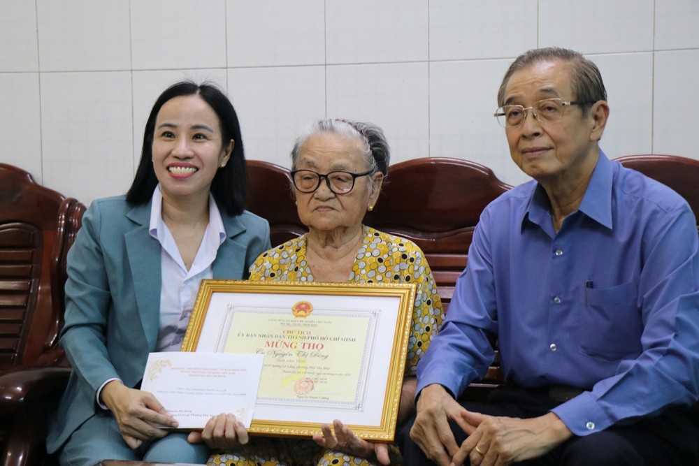 Bà Võ Ngọc Thanh Trúc, Phó trưởng Đoàn đại biểu Quốc hội TP.HCM và ông Huỳnh Thành Lập, Chủ tịch Hội Người cao tuổi TP.HCM tặng quà cho cụ Đông. Ảnh: HẢI NHI chúc thọ (2).jpg