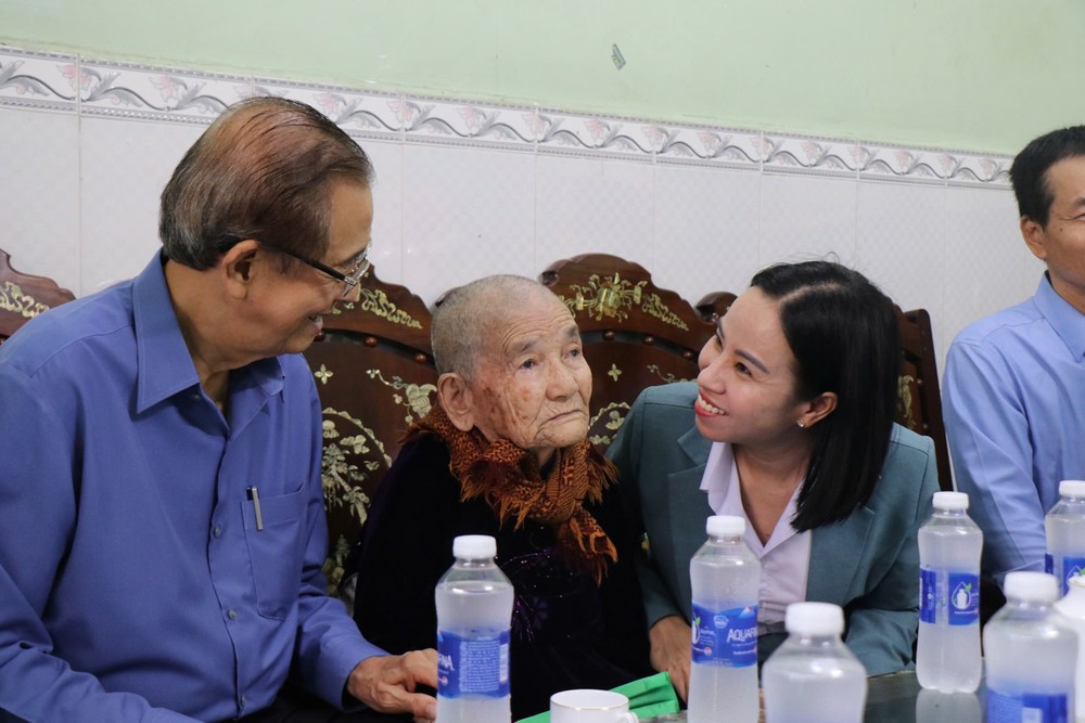 Bà Võ Ngọc Thanh Trúc, Phó trưởng Đoàn đại biểu Quốc hội TP.HCM thăm hỏi cụ Cọng. Ảnh: HẢI NHI chúc thọ (4).jpg