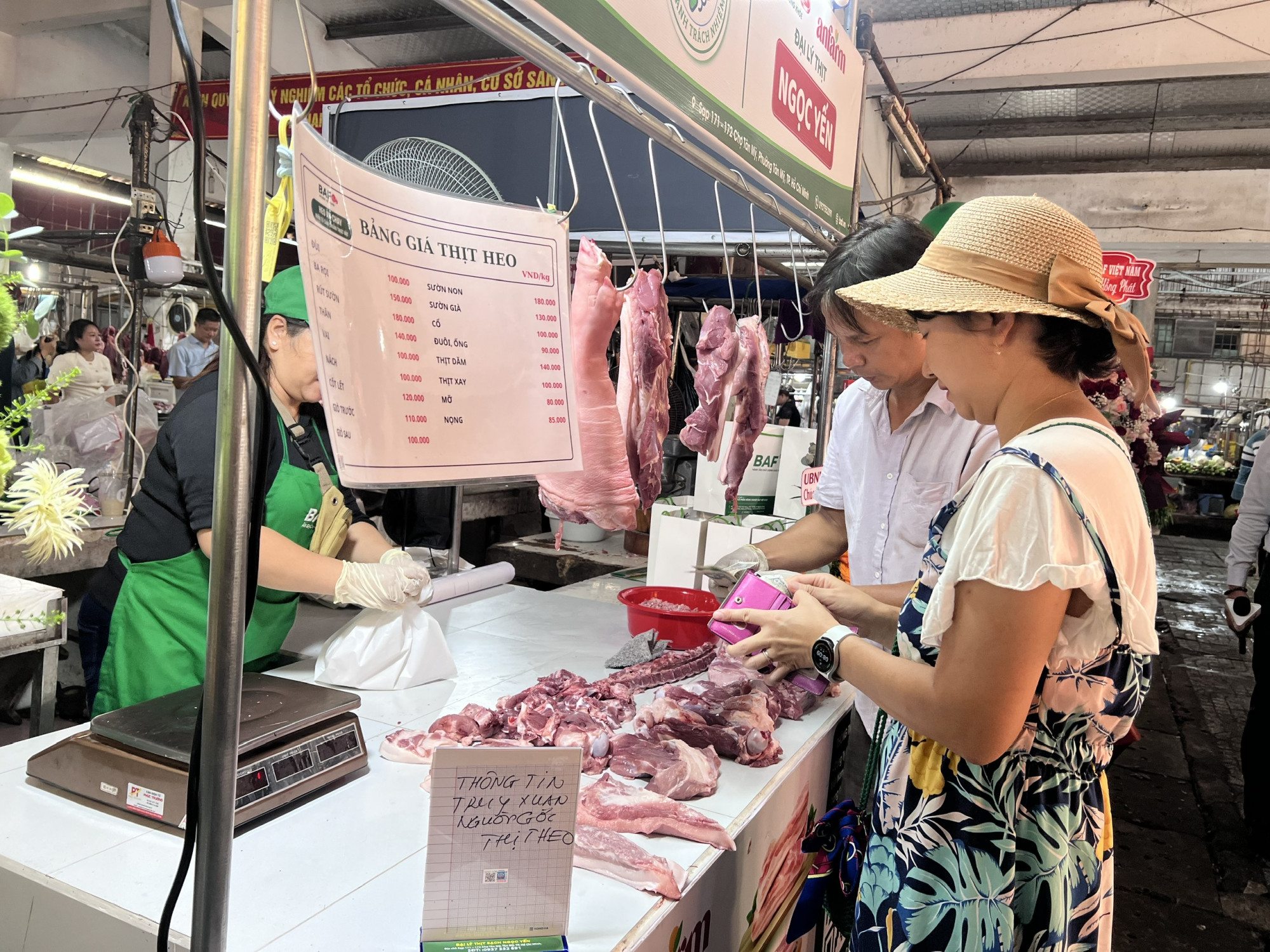 TPHCM mở 2 điểm bán thịt heo ‘tick xanh’ tại chợ truyền thống Sạp bán thịt heo gắn nhãn tick xanh tại chợ Tân Mỹ