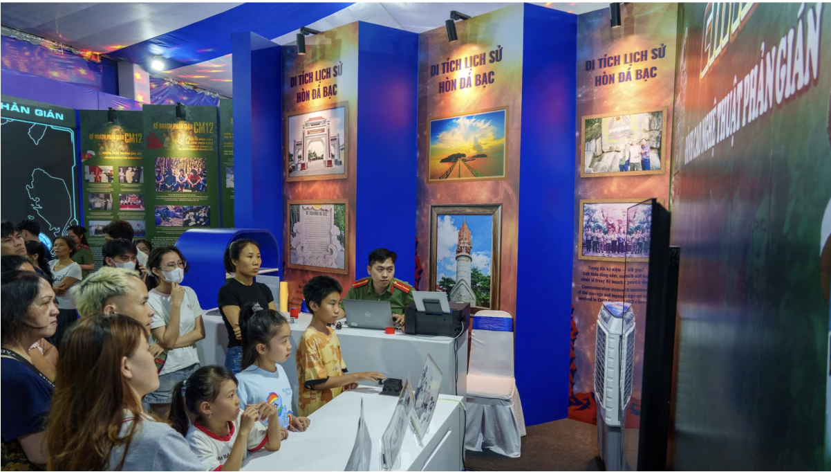 Đến phố đi bộ Nguyễn Huệ trải nghiệm 'Bức tường an ninh mạng', nhận diện các chiêu trò lừa đảo - Ảnh 2.