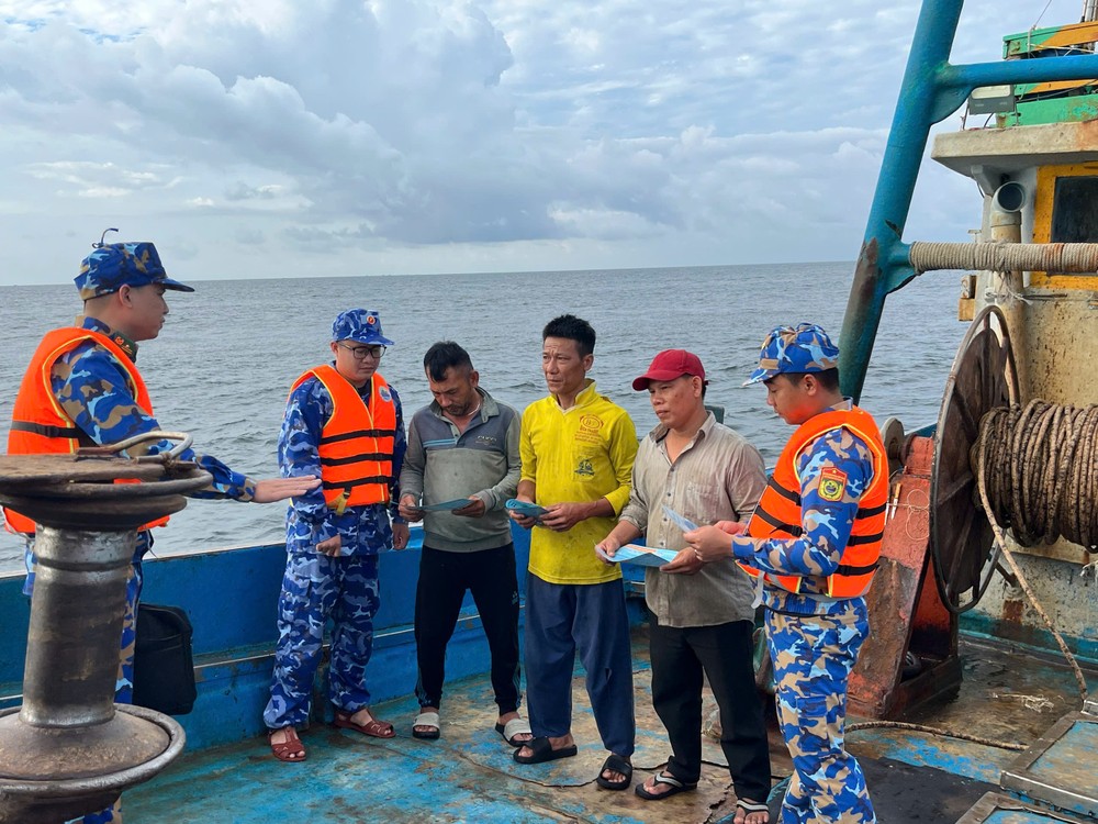 Cán bộ, chiến sĩ Bộ Tư lệnh Vùng Cảnh Sát biển 3 và Hải đoàn Biên phòng 18 tuyên truyền về IUU cho ngư dân đang hành nghề trên vùng biển phía Nam. Ảnh: MẠNH THẮNG Cán bộ, chiến sĩ Bộ Tư lệnh Vùng Cảnh Sát biển 3 và Hải đoàn Biên phòng 18 tuyên truyền về IUU cho ngư dân đang hành nghề trên vùng biển phía Nam.jpeg