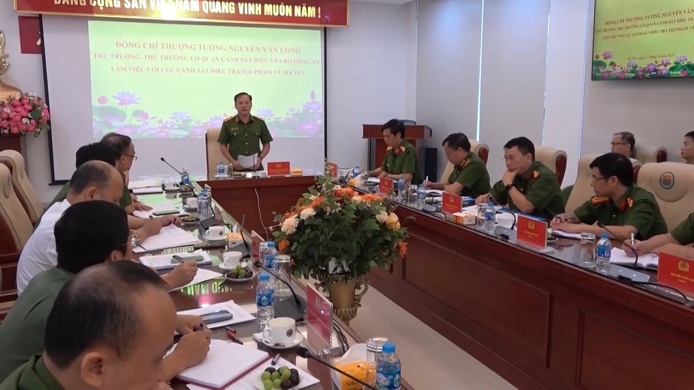 Thượng tướng Nguyễn Văn Long, Ủy viên Trung ương Đảng, Thứ trưởng Bộ Công an làm việc với Cục Cảnh sát điều tra tội phạm về ma túy. Ảnh: CA 1.jpg