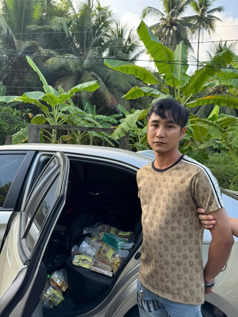 Lực lượng chức năng áp giải một số người trong đường dây ma túy xuyên quốc gia vừa bị triệt phá. Ảnh: CA z7726358134227_7f93f9c507674131cef9add68c1c37c1.jpg
