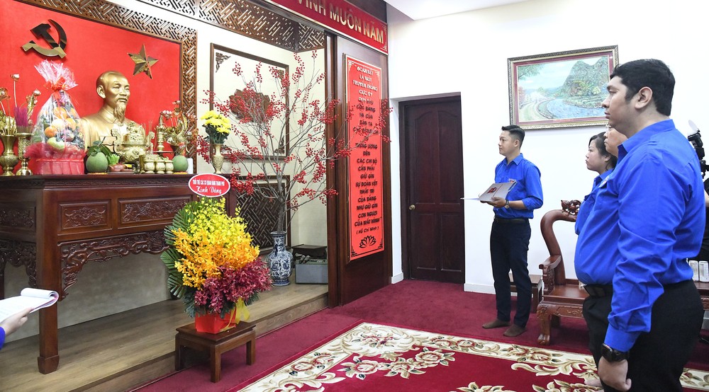 Phó Bí thư Đoàn Báo Sài Gòn Giải Phóng phát biểu báo công dâng Bác DSC_4348.JPG