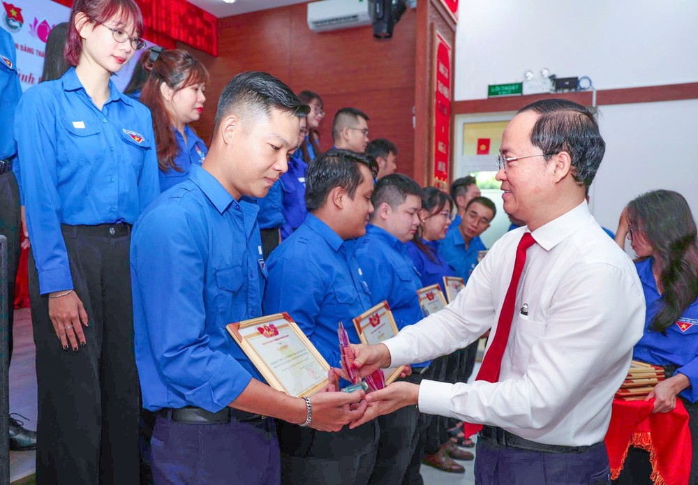Đoàn Cơ sở Báo Sài Gòn Giải Phóng được tuyên dương “Tập thể thanh niên tiên tiến làm theo lời Bác” z7927475011292_4a64bb497096c08c4c12b3763a2ae5e9.jpg