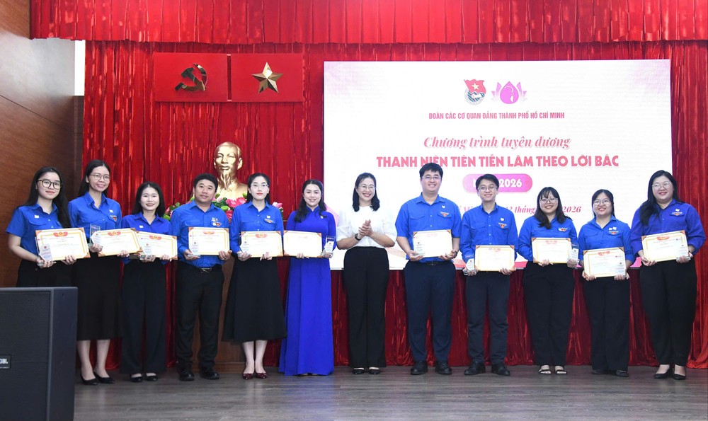 Các cá nhân nhận danh hiệu “Thanh niên tiên tiến làm theo lời Bác” z7927736682411_b264a22b1a7a843ec97d0a339e44165a.jpg