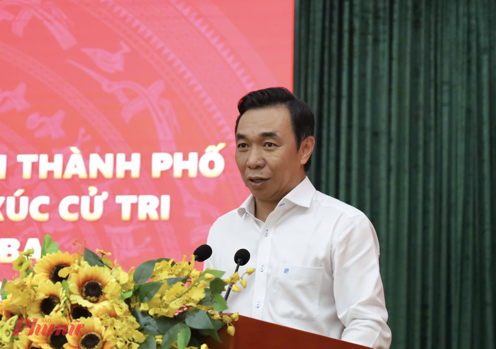 Sẽ kiến nghị tổ chức tiếp xúc chuyên đề để gỡ vướng các dự án kéo dài cho người dân Ông Phùng Quốc Việt - Phó chủ tịch UBND xã Bình Lợi trao đổi với các cử tri tại buổi tiếp xúc - Ảnh: Thanh Tâm