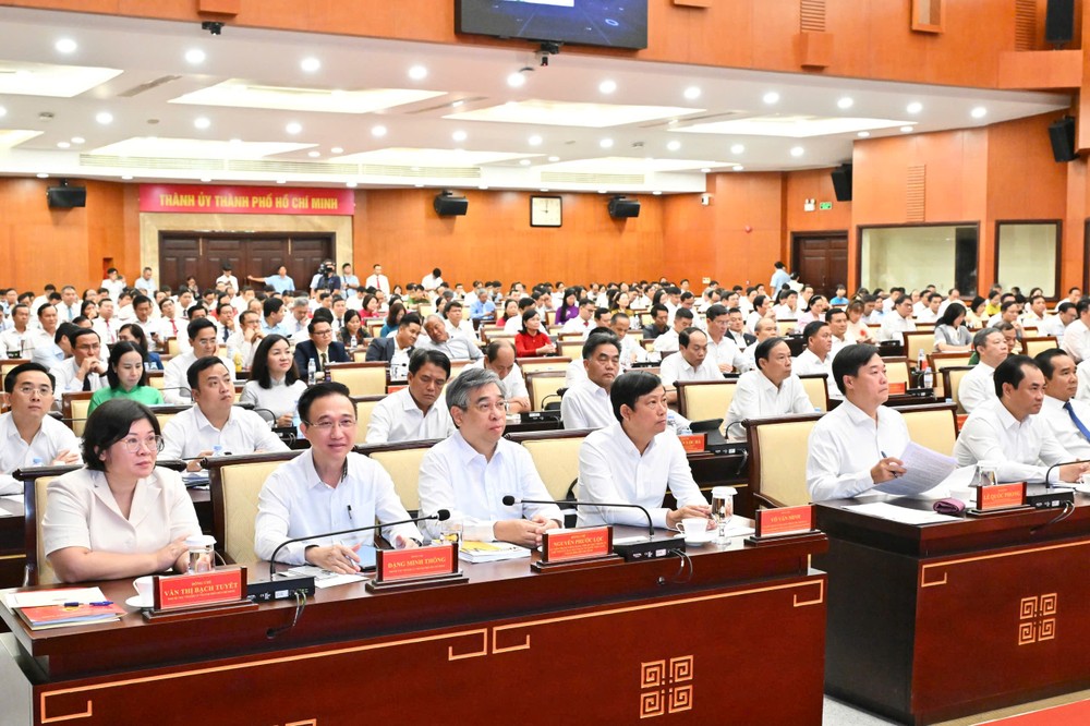 Các đại biểu tham dự buổi làm việc. Ảnh: VIỆT DŨNG 2aOboQdBEDJ2w9Zbk1ZngrUB8SGSLnKTQq1CI6im.jpg
