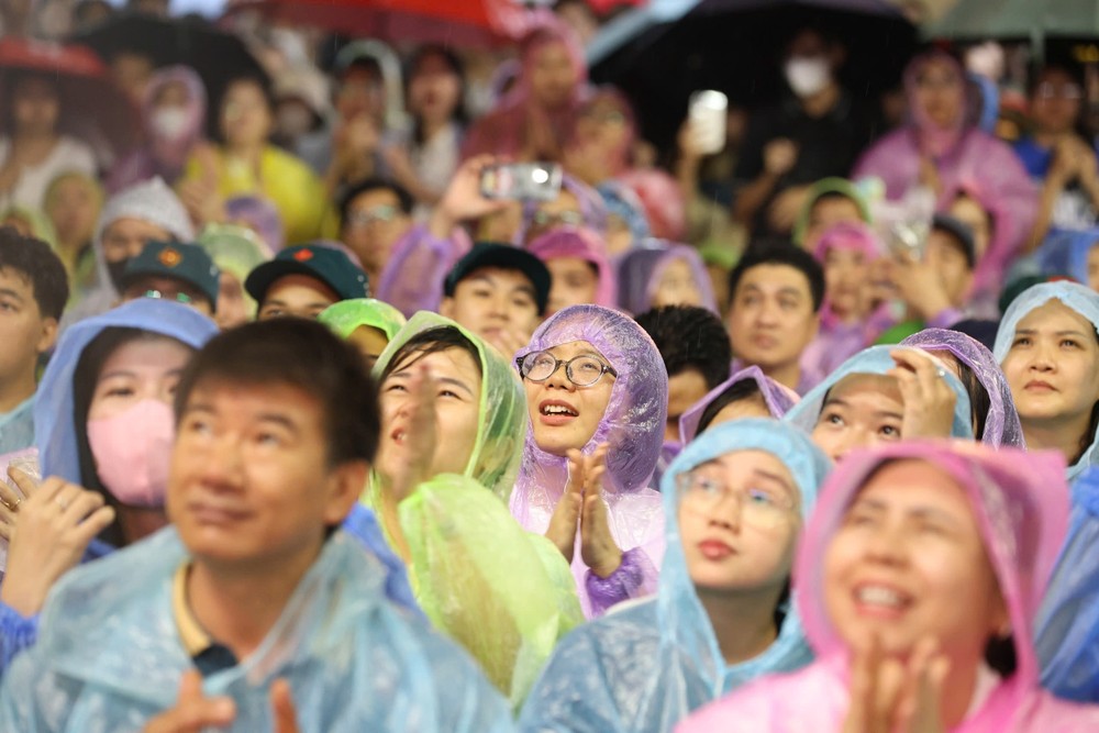 Những thước phim tư liệu kết hợp cùng nghệ thuật sân khấu giúp khán giả hiểu hơn về các chiến công thầm lặng, sự hy sinh và cống hiến của nhiều thế hệ cán bộ, chiến sĩ An ninh nhân dân. Ảnh: THU HOÀI z7933714993700_f670ec6fab9e47e431eefd86599cadd9.jpg