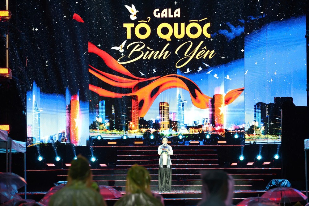 Gala nghệ thuật “Tổ quốc bình yên” được tổ chức tại phố đi bộ Nguyễn Huệ, thu hút đông đảo người dân và du khách đến theo dõi, tìm hiểu về truyền thống vẻ vang của lực lượng An ninh nhân dân. Ảnh: THU HOÀI z7933715029189_12536b429ec211384525bd3b86a3d0fe.jpg