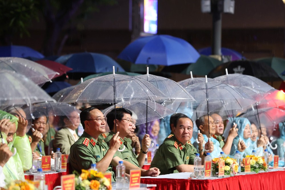 Các đại biểu tham dự Gala nghệ thuật “Tổ quốc bình yên”, chương trình hướng tới kỷ niệm 80 năm Ngày truyền thống lực lượng An ninh nhân dân. Ảnh: THU HOÀI z7933715034339_40149c7331ba90b07fd4b299af2d1c64.jpg