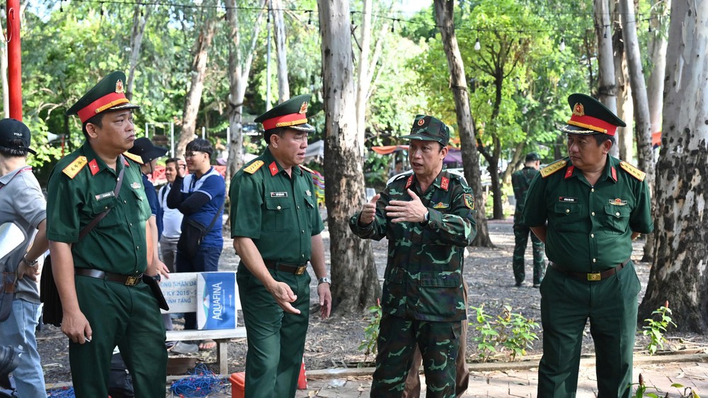 Đại tá Nguyễn Đình Chuẩn, Phó chính ủy Bộ Tư lệnh TP.HCM (thứ 3 từ trái sang), cho biết dữ liệu sau đó được phân tích, tổng hợp và báo cáo Ban Chỉ đạo 515 Quân khu 7 trước ngày 30-6, làm căn cứ xây dựng phương án khai quật, tìm kiếm và quy tập. Ảnh: THANH THÙY liet-si-cong-vien-le-thi-rieng 10.jpg