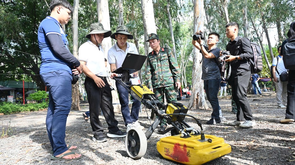 Nhóm chuyên gia sử dụng các thiết bị chuyên dùng, máy radar xuyên đất.... để tham gia hỗ trợ khảo sát, thăm dò, tìm kiếm. Ảnh: THANH THÙY liet-si-cong-vien-le-thi-rieng.jpg