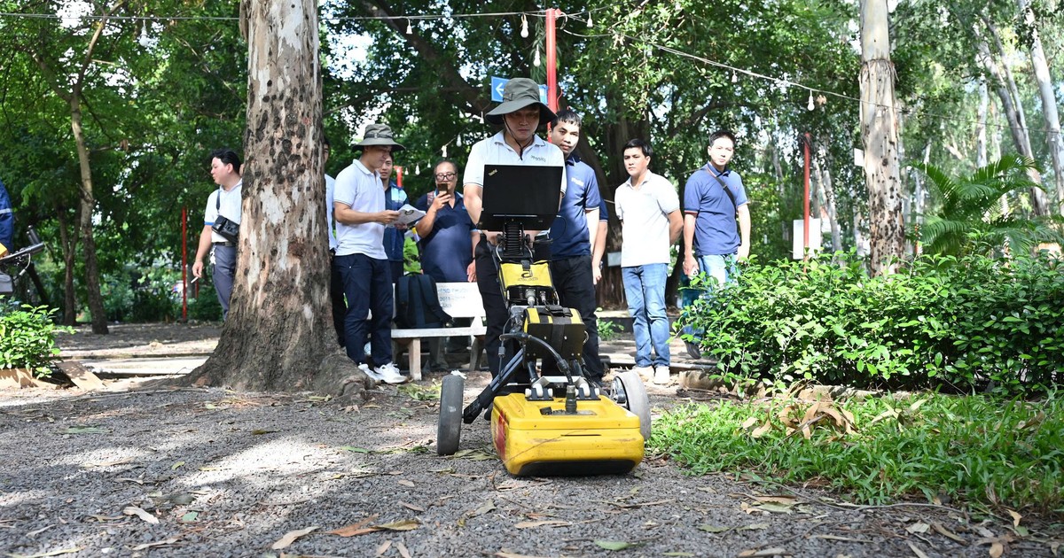 Bộ Tư lệnh TP.HCM cùng chuyên gia dùng radar tìm mộ liệt sĩ tại công viên Lê Thị Riêng
