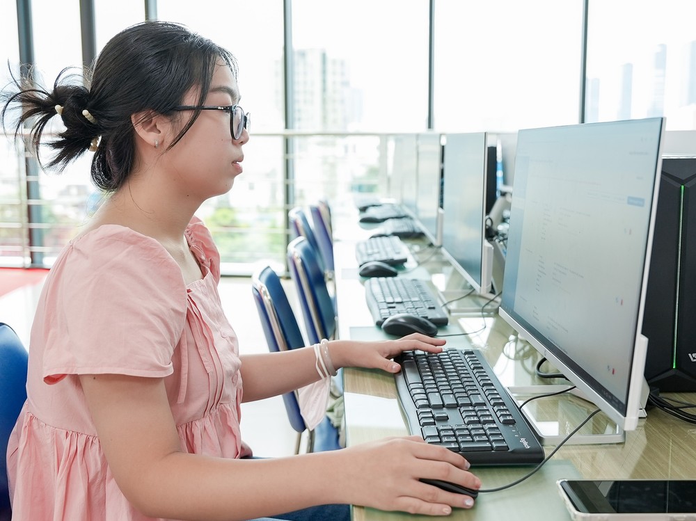 Thí sinh thực hành đăng ký thử trên hệ thống của Bộ GD-ĐT - Ảnh: THANH HÙNG UEF09928.jpg