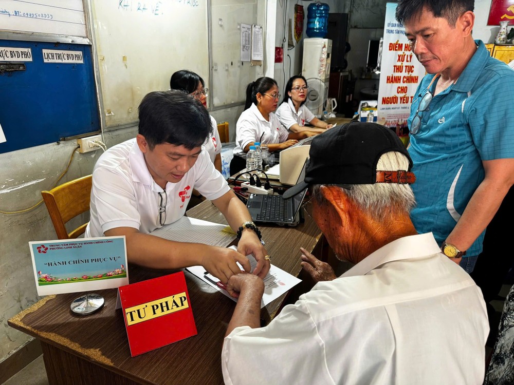 Trung tâm Phục vụ hành chính công phường Linh Xuân hỗ trợ người yếu thế làm thủ tục tại khu phố. Ảnh: THANH THÙY P2+3-anh-phu-trung-tam-hanh-chinh.jpg