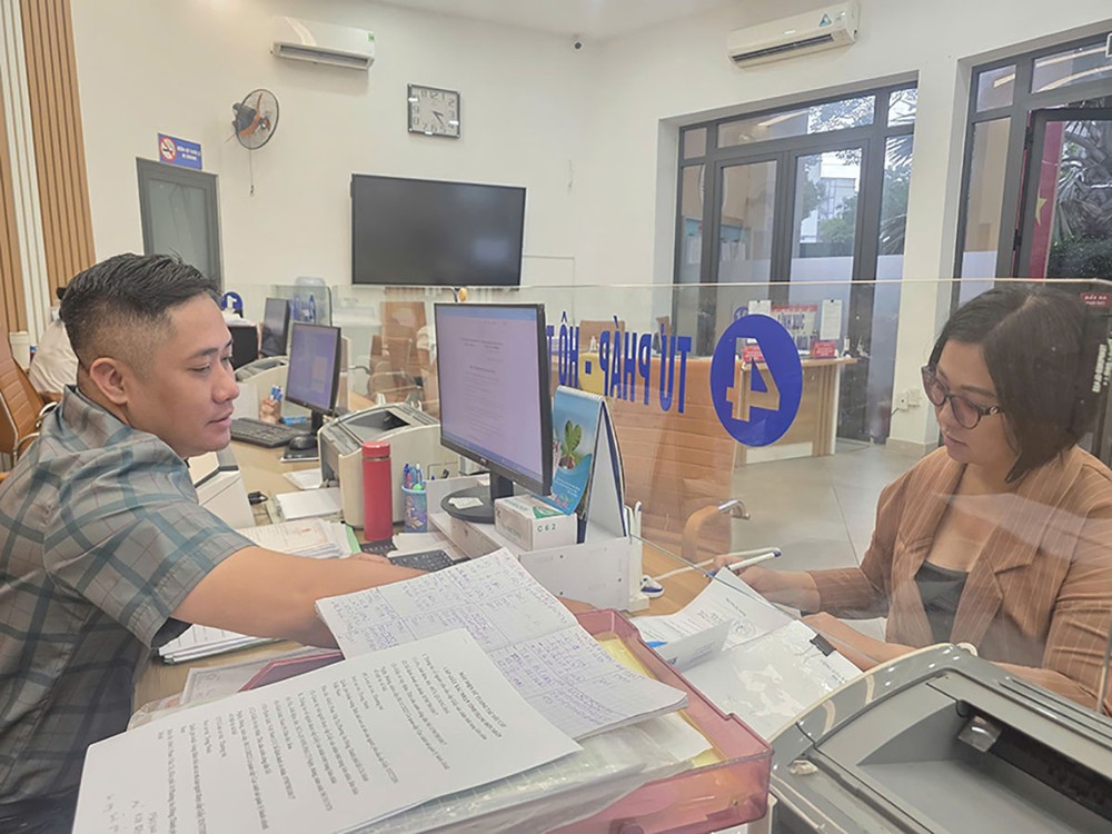 Cán bộ tiếp nhận hồ sơ tại Trung tâm Phục vụ hành chính công phường An Đông, TP.HCM. Ảnh: N.BÌNH P3-chinh-quyen-hai-cap-TP.HCM.jpg