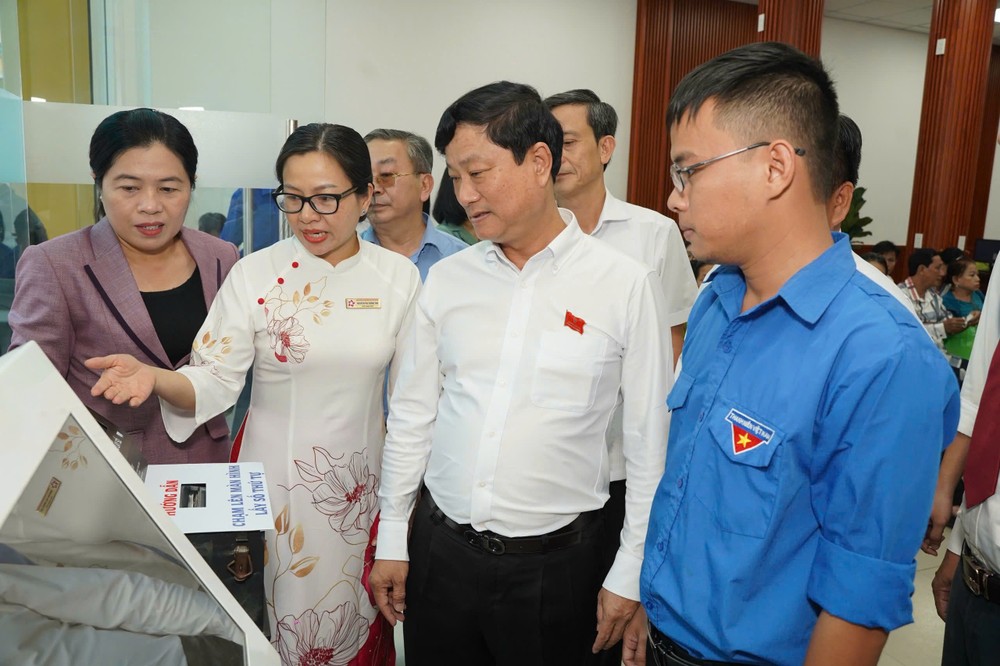Phó Bí thư Thành ủy, Chủ tịch HĐND TP.HCM Võ Văn Minh cùng đoàn công tác khảo sát Trung tâm Phục vụ hành chính công phường Tam Bình thời điểm mới vận hành mô hình chính quyền hai cấp. Ảnh: THUẬN VĂN P2+3-chinh-trung-tam-hanh-chinh.jpg