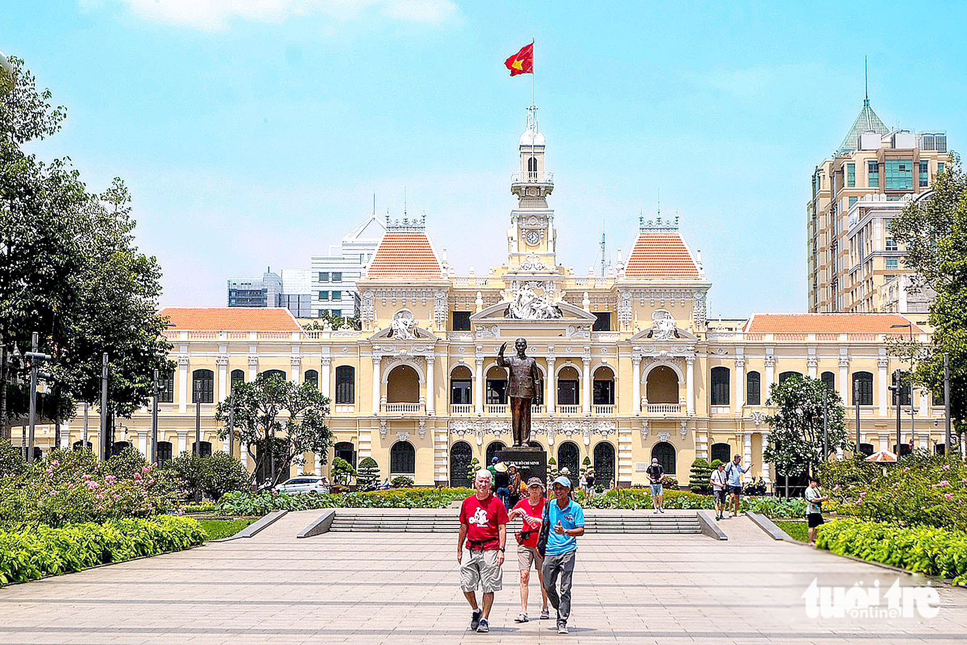 TP.HCM chi hơn 179 tỉ đồng tặng quà dịp 50 năm thành phố mang tên Bác - Ảnh 1.