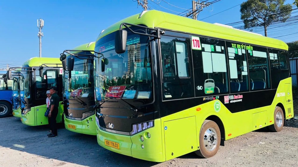 Xe buýt điện tại bến xe buýt Cộng Hòa, phường Tân Bình