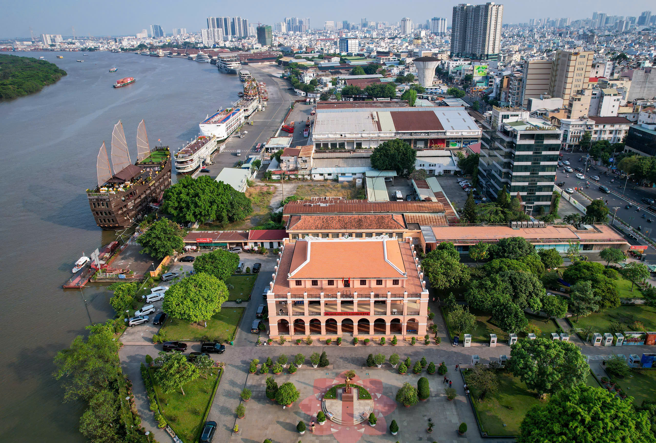 TP.HCM sắp làm thêm cầu đi bộ từ Bến Nhà Rồng qua Bến Bạch Đằng- Ảnh 1. TP.HCM sắp làm thêm cầu đi bộ từ Bến Nhà Rồng qua Bến Bạch Đằng- Ảnh 1.