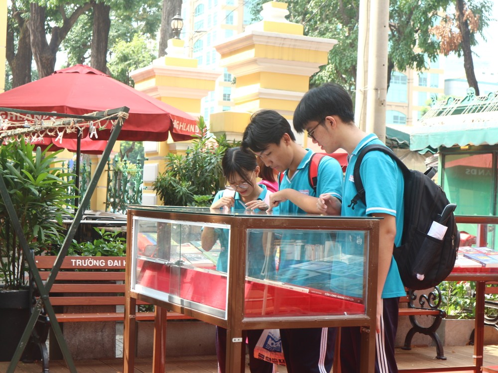 Học sinh tham quan trưng bày sách tại Đường sách TP.HCM. Ảnh minh họa: HẢI NHI đường sách (1).JPG