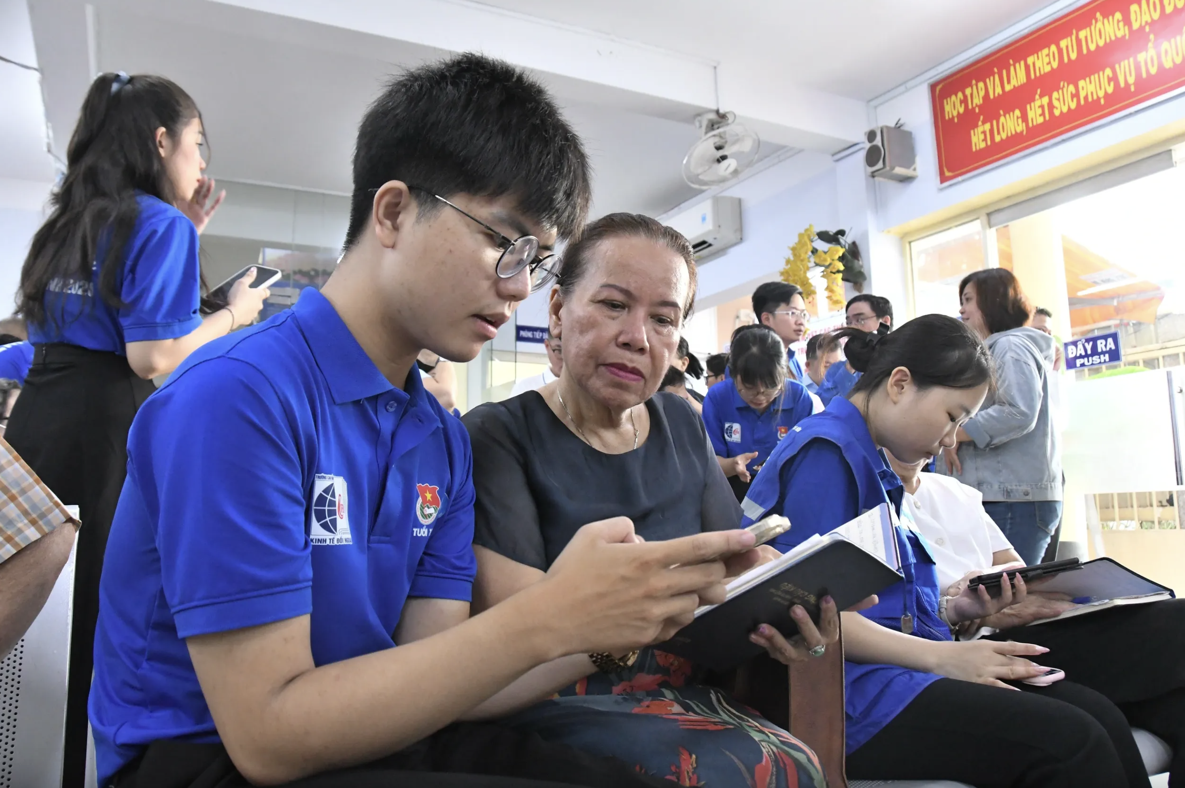 'Mùa hè số' - thanh niên giúp người dân trở thành công dân số