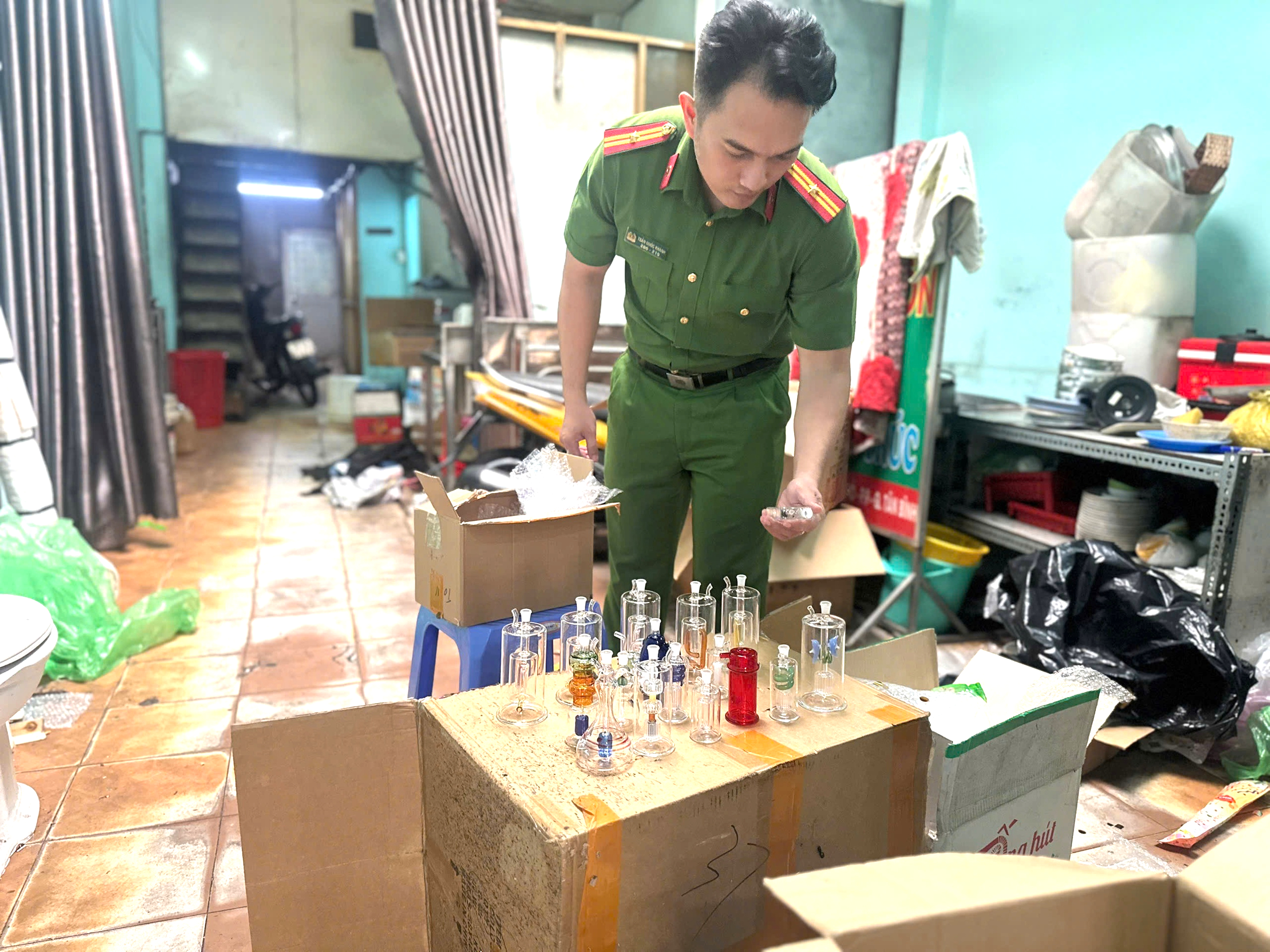 Công an TP.HCM triệt phá đường dây sản xuất hơn 100.000 dụng cụ phục vụ sử dụng ma túy - Ảnh 2.