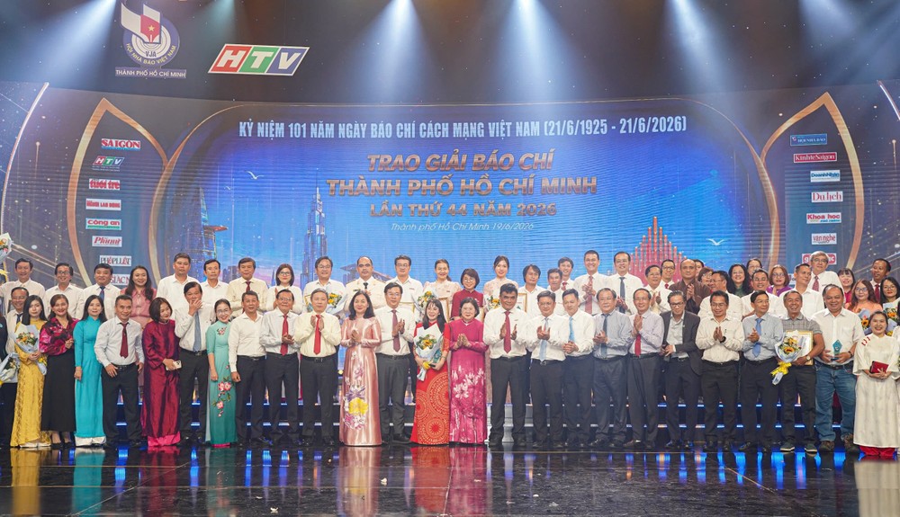 Lãnh đạo Ban Tuyên giáo và Dân vận Trung ương, TP.HCM chụp ảnh cùng lãnh đạo các cơ quan báo chí, nhà báo, phóng viên đoạt giải Báo chí TP.HCM lần thứ 44. Ảnh: THUẬN VĂN p2-3-anhchinh.jpg
