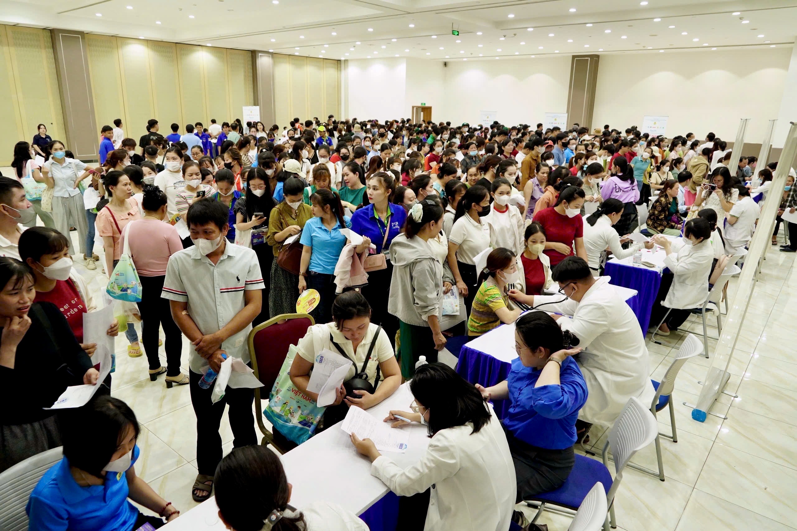 Ngày hội Trao sức khỏe và tư vấn pháp luật cho công nhân - Ảnh 1.