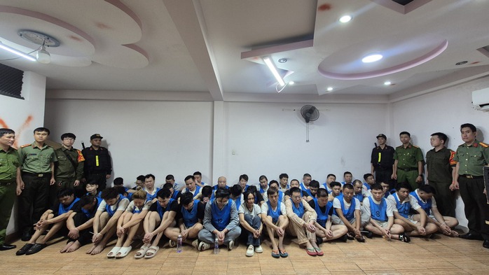 Phá loạt “ tổng hành dinh ” lừa đảo xuyên quốc gia ở TPHCM 2026 - Ảnh 2.