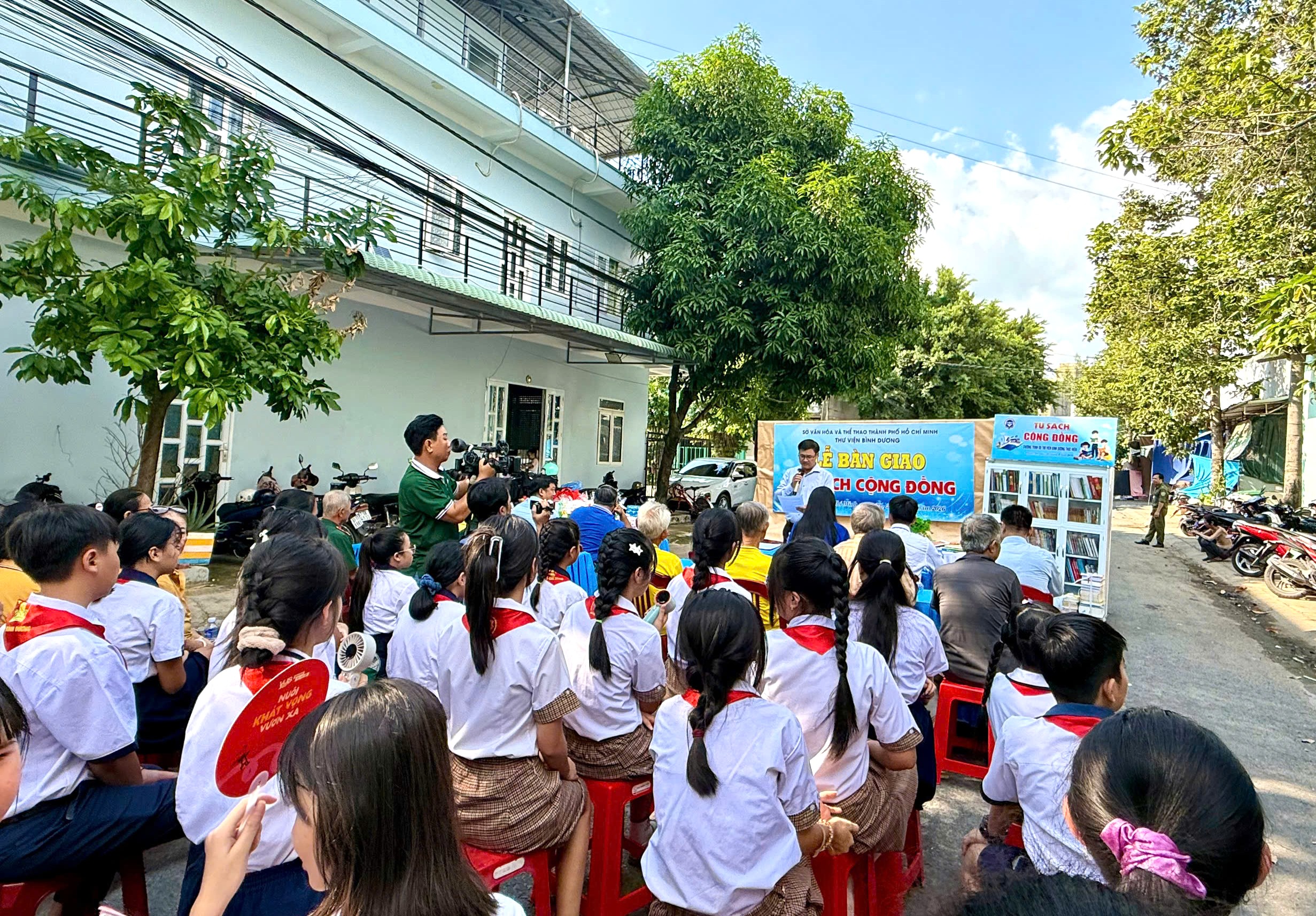 'Tủ sách cộng đồng' về với khu nhà trọ, lan tỏa văn hóa đọc- Ảnh 1.