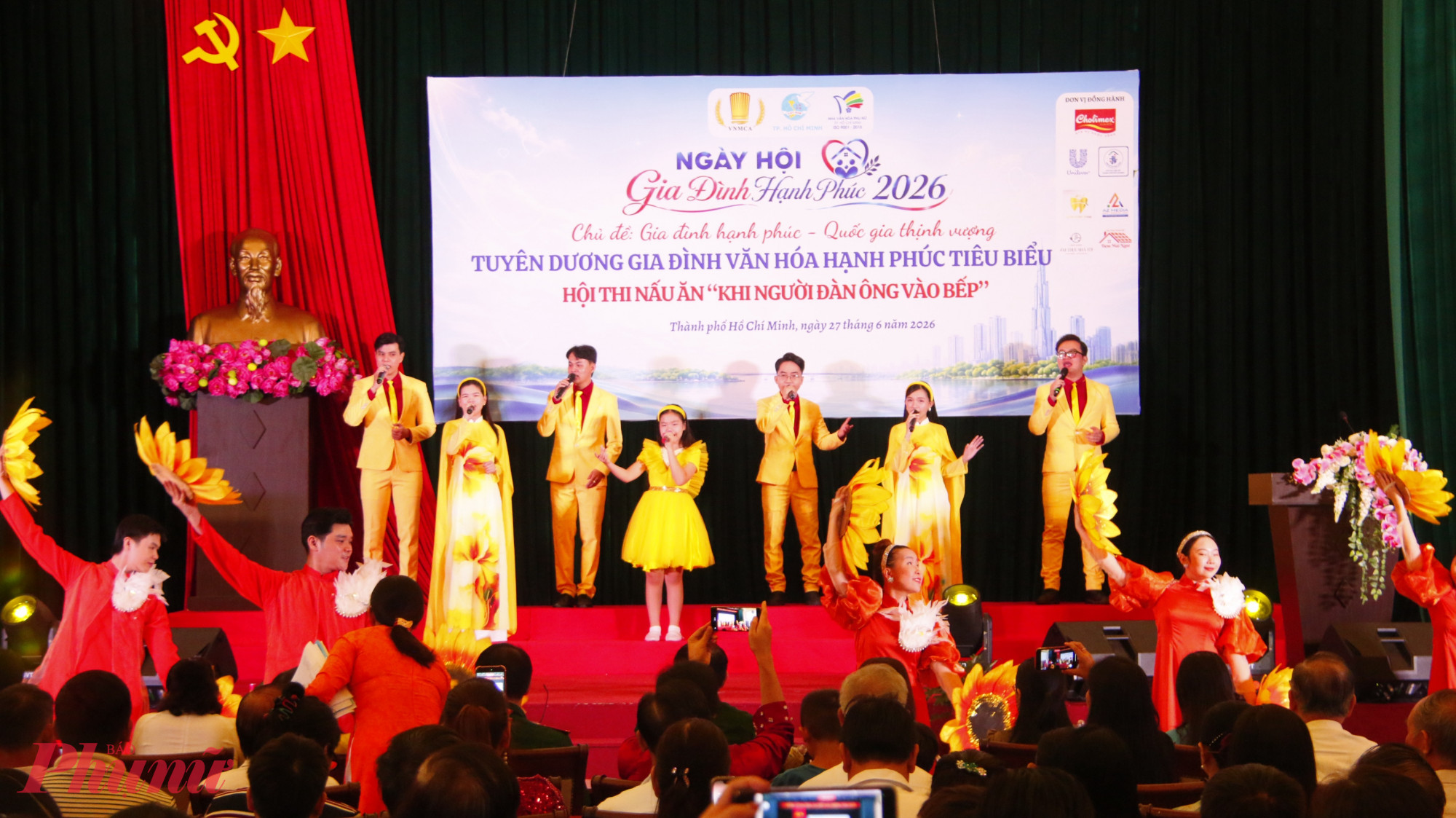 Sáng 27/6, Hội LHPN TPHCM phối hợp với các đơn vị tổ chức “Ngày hội gia đình hạnh phúc năm 2026”, tại Nhà Văn hoá Phụ nữ TPHCM. Đây là hoạt động có ý nghĩa đặc biệt nhằm kỷ niệm 25 năm Ngày Gia đình Việt Nam (28/6/2001 - 28/6/2026).